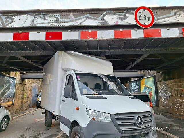 Bei einer für heutige Verhältnisse niedrigen Höhe von 2,8 Metern bleiben hier in der Lagergasse mehrmals pro Jahr Fahrzeuge stecken.  | Foto: Marie Ott
