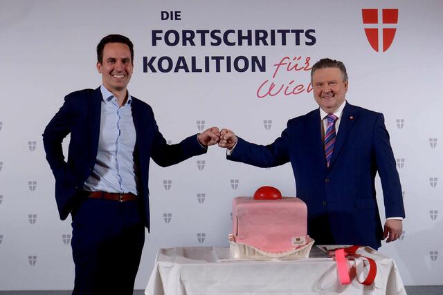 Nach fast drei Wochen Koalitionsverhandlungen, war die erste Neos-Beteiligung in einer Wiener Stadtregierung fix und damit gab es auch zum ersten Mal eine rot-pinke Regierung. | Foto: APA/HERBERT PFARRHOFER