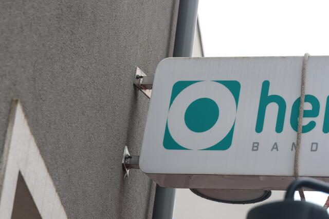 Ein Lkw touchierte das frei hängende Heindl-Geschäftsschild in der Welser Rainerstraße so, dass es aus Sicherheitsgründen abgenommen werden musste. | Foto: laumat.at