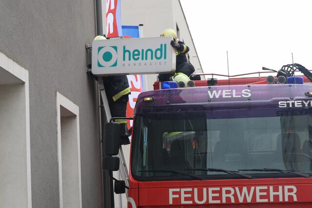 Ein Lkw touchierte das frei hängende Heindl-Geschäftsschild in der Welser Rainerstraße so, dass es aus Sicherheitsgründen abgenommen werden musste. | Foto: laumat.at