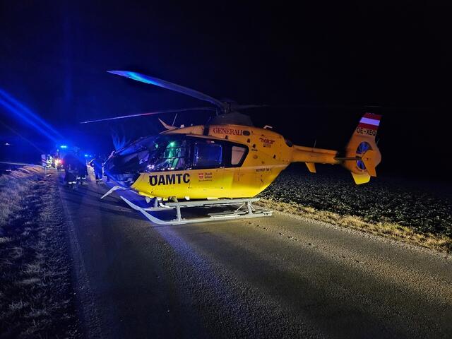Notarzthubschrauber Christophorus 9 an der Unglücksstelle. | Foto: Freiwillige Feuerwehr Ernstbrunn