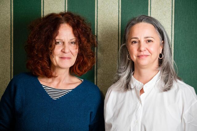 Veronika Steinböck (l.) und Galina Baeva leiten gemeinsam das Kosmos-Theater.  | Foto: Bettina Frenzel