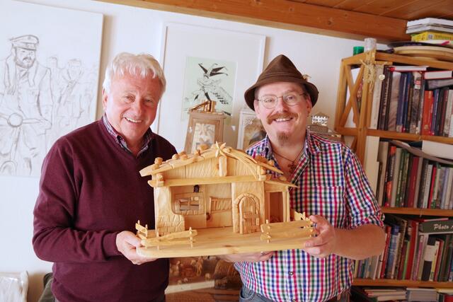 Krippenbuch-Autor Franz Seewald beim Besuch von Martin Trigler in seinem Atelier in Seefeld am 29. Jänner 2019. | Foto: Hansjörg Hofer – HJG, Telfs