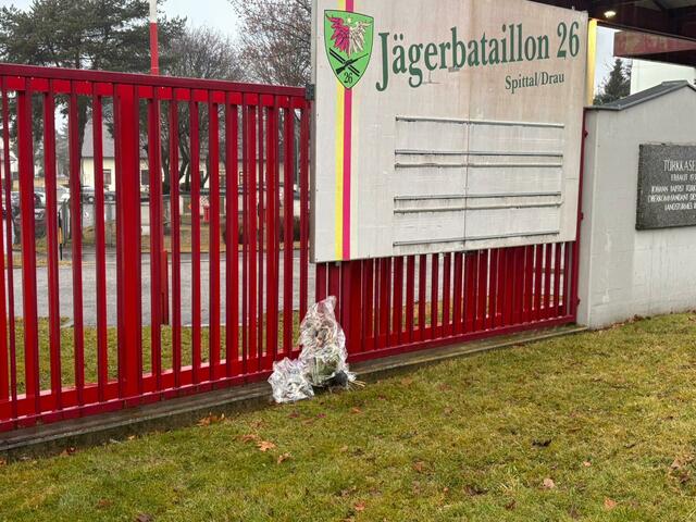 Kränze liegen zum Andenken an den verstorbenen Soldaten vor der Kaserne. | Foto: MeinBezirk.at