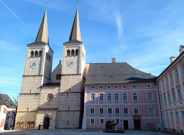 Stiftskirche St. Petrus und Johannes der Täufer  | Foto: H. Bachinger