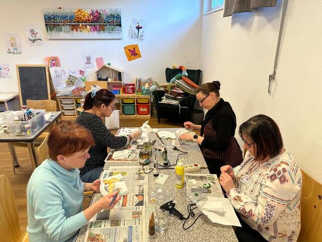 Bei lustigen Bastelnachmittagen wird die Kreativität gefördert und auch die Geselligkeit kommt nicht zu kurz. | Foto: Petra Pongratz