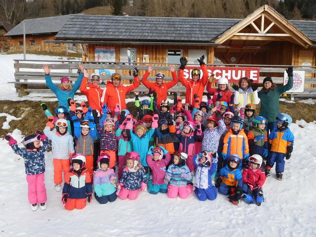 Spaß im Schnee: 36 Kinder vom Kindergarten Allerheiligen mit ihren Pädagoginnen und ihren Skilehrerinnen und Skilehrern. | Foto: Kindergarten Allerheiligen