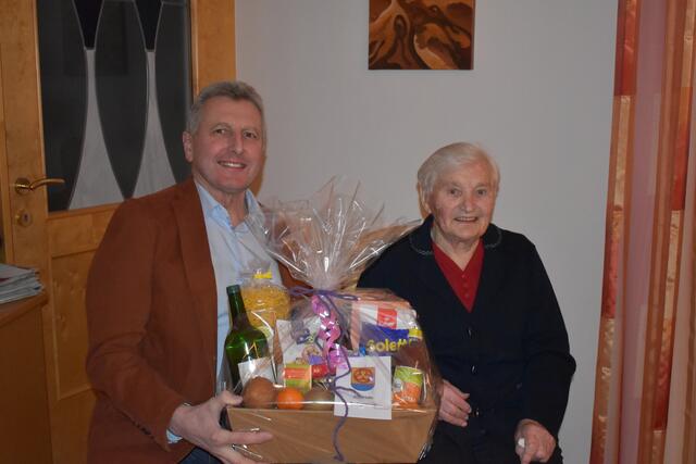 In der Gemeinde Heiligenberg feierte kürzlich Frau Aloisia Hinterberger ihren 90. Geburtstag. Bürgermeister Manfred Haslehner gratulierte der Jubilarin recht herzlich und überreichte einen Geschenkskorb | Foto: Gemeinde Heiligenberg