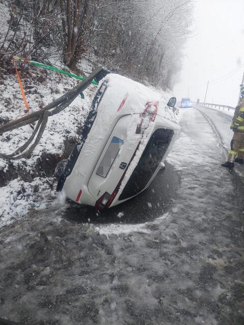Der deutsche Pkw-Lenker war mit Winterreifen unterwegs. Das Fahrzeug kippte um.  | Foto: ZOOM-Tirol