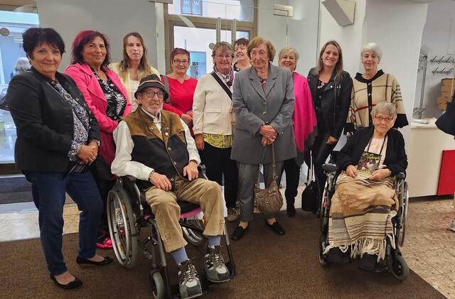 Als ausgebildete Fachsozialbetreuerin in Alten- und Behindertenarbeit begleitet Petra Pongratz (3.v.r.) unterstützend einen Großteil der Ausflüge. | Foto: Petra Pongratz