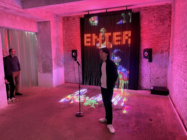 Khroma Gründer und Kurator Vasily Fedotov hat sich den Standort in Wien gut überlegt.  | Foto: Luca Arztmann/MeinBezirk