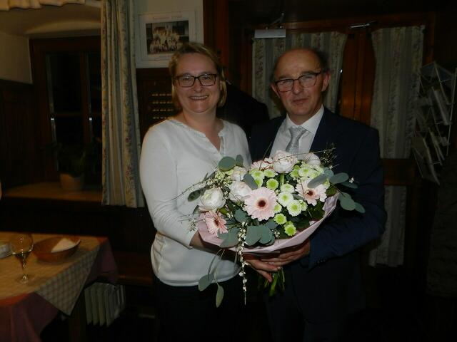 Bürgermeisterin Irmgard Schibich aus Neustift-Innermanzing erhielt einen Blumenstrauss | Foto: zVg