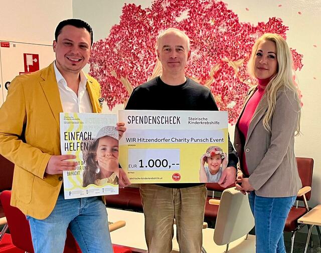 Markus Dirnberger und Karina Zagler bei der Schecküberreichung an Dr. Martin Benesch (Bildmitte) von der Steirischen Kinderkrebshilfe. | Foto: privat
