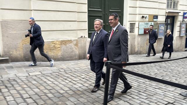 IKG-Präsident Oskar Deutsch (r.) und Bürgermeister Michael Ludwig (SPÖ) am Gang in den Stadttempel. | Foto: Johannes Reiterits/MeinBezirk
