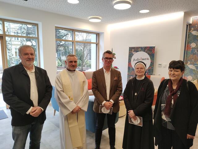 Robert Zöchling (Bezirksvorsteherin Stv.), Dechant Arkadiusz Zakręta, Klaus Rosino (Geschäftsführer des St. Carolusheims), Christine Daniela Jedinger (Generalleitung der Borromäerinnen), Susanne Krendelsberger (Generalleiterin der Schwesterngemeinschaft Caritas Socialis) bei der Segnung des kürzlich eröffneten Tageshospiz.  | Foto: Caritas Socialis