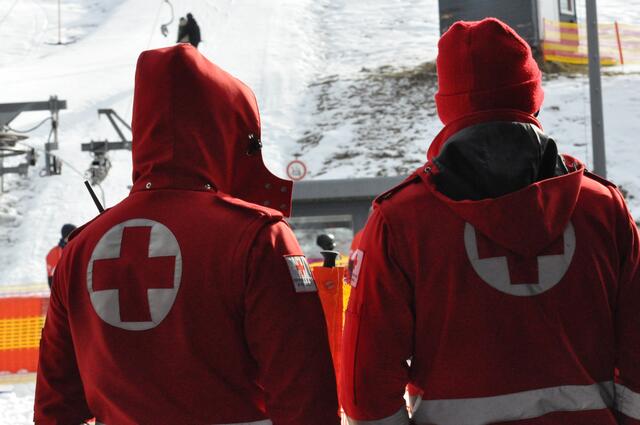 Eine 10-jährige Schülerin ist am Montag am Vormittag bei einem Unfall auf der Mutterer Alm schwer verletzt worden. Beim Befahren eines Tellerlifts verkantete sie sich und wurde an einer Stütze hochgezogen, bevor sie stürzte. Sie wurde ins Krankenhaus gebracht. | Foto: SKN (Symbolfoto)