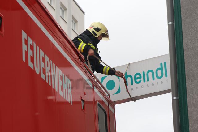 Ein Lkw touchierte das frei hängende Heindl-Geschäftsschild in der Welser Rainerstraße so, dass es aus Sicherheitsgründen abgenommen werden musste. | Foto: laumat.at