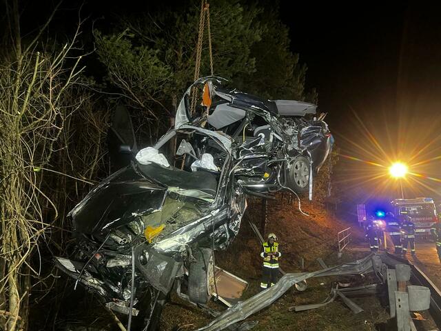 Der Pkw wurde von der Feuerwehr Alland mit dem Wechselladefahrzeug-Kran geborgen. | Foto: FF Alland