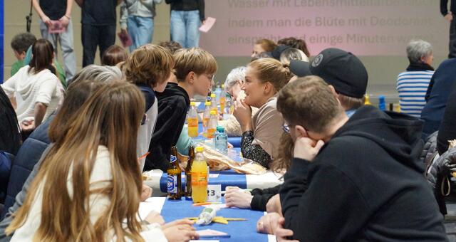 Bei der Beantwortung der Fragen steckten die Teams die Köpfe zusammen. | Foto: Schrapf