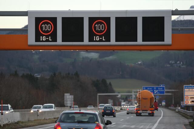 Streitthema "Luftschutzhunderter": Am Freitag berät die steirische Landesregierung über die Abschaffung. Was einige Autofahrerinnen und Autofahrer freuen wird, wirft aber vor allem mit Blick auf die Zukunft Fragen auf.  | Foto: MMV/Neumayer