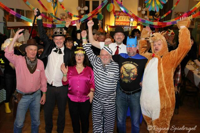 OBStv. Adi Haiduk als Cowboy, Obmann Oliver Grisinger im Steampunk Outfit, VizeBGM Ingrid Burtscher als Blumenmädchen, Martin Deyer als Sträfling, Gerhard Ertl im Westernlook, GR Joschi Rothensteiner als Batman, Küchenchef Roland Mayer als Rentier.