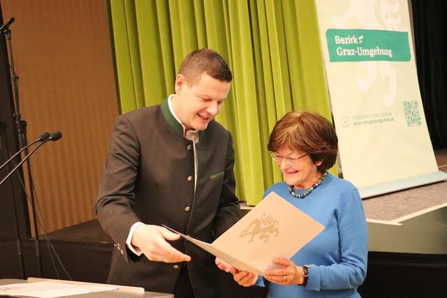 Bgm. Patrick Dorner zeichnete Theresia Sindler für ihre 50-jährige ÖAAB-Mitgliedschaft aus. | Foto: Edith Ertl