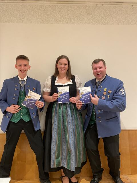 Leander Mair mit der Marketenderin Julia Strak und Kapellmeister Thomas Herzan. | Foto: Jugendmusikkapelle Pernegg