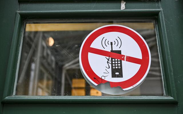 Einheitliches Handyverbot an Wiener Volksschulen? Wiederkehr plädiert dafür, ein Expertenrat soll mögliche Maßnahmen erarbeiten. (Symbolbild) | Foto: Jens Kalaene / dpa / picturedesk.com