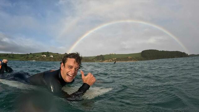 Martin Eisner auf dem Surfbrett. Jahrelang hat der Mitterdorfer als Surflehrer gearbeitet.  | Foto: Eisner