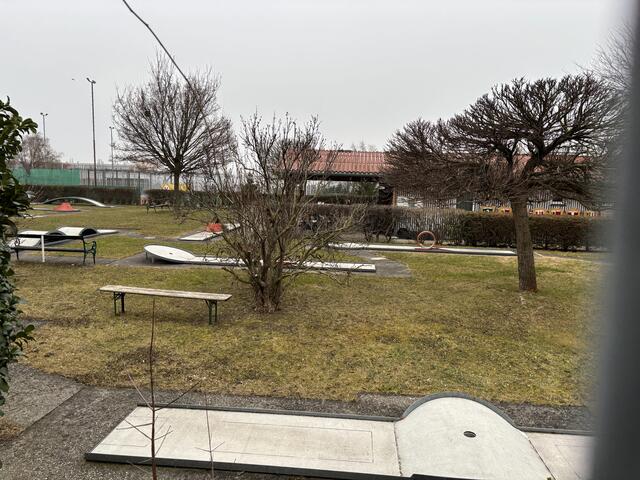Die Bahnengolfanlage in der Franz-Koci-Straße 3 sucht einen neuen Pächter für das dortige Lokal. | Foto: Karl Pufler/MeinBezirk