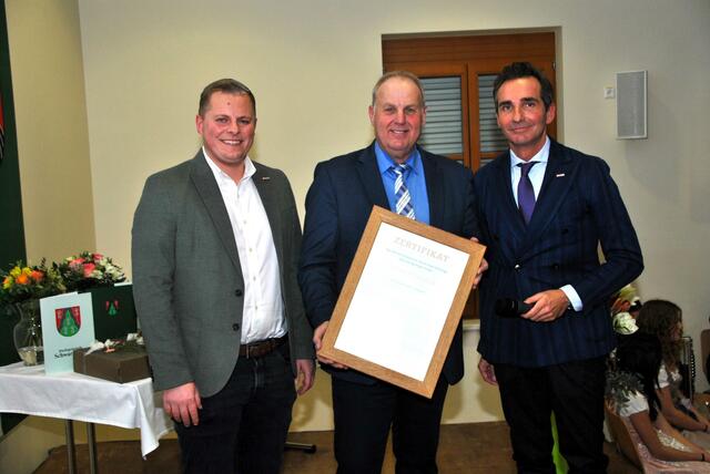 Bürgermeister Alois Trummer aus Schwarzautal mit der begehrten Auszeichnung "Goldener Boden". | Foto: Schwarzautal