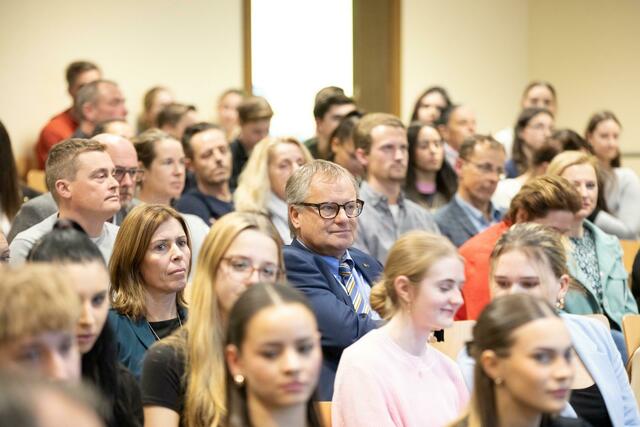 Im Rahmen einer großen Feier mit über 150 Gästen und neuen Mitgliedern der Genossenschaft wurden die Geschäftsfelder der „Ideenfabrik BSC Liezen“ – so der Name der neuen Schülergenossenschaft - vor großem Publikum präsentiert.  | Foto: Klaus Zettler