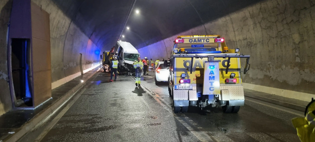 Die Aufräumarbeiten an der Unfallstelle wurden von der Feuerwehr Zell am See und der Straßenmeisterei Pinzgau durchgeführt.  | Foto: Freiwillige Feuerwehr Zell am See