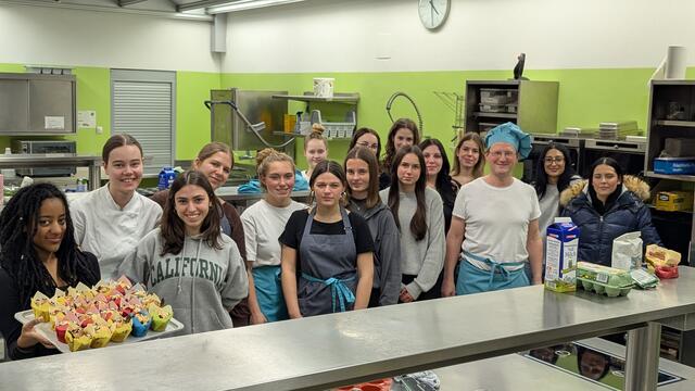 Mit vollem Einsatz sammelten die HLW-Schüler Spenden für die NÖ Krebshilfe und Tiere in Not. | Foto: HLW Hollabrunn