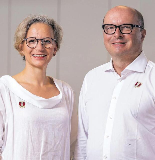 OÖ Apothekerkammer-Vizepräsidentin Monika Aichberger und Präsident Thomas Veitschegger.  | Foto: Werner Harrer