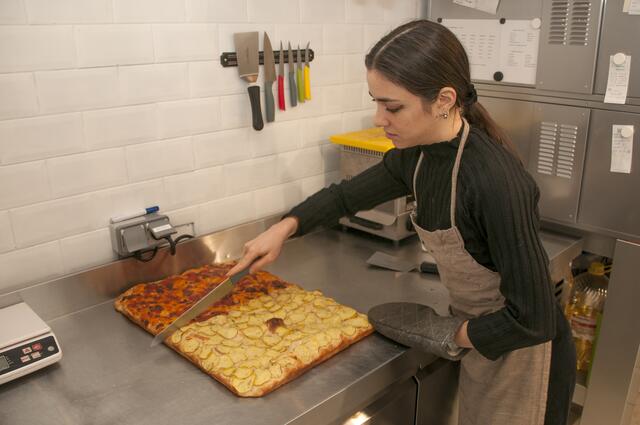 „Es benötigt schon etwas handwerkliches Geschick, eine hausgemachte Focaccia herzustellen, Fingerspitzengefühl und viel Liebe“, wie Tomasi es ausdrückt. | Foto: Wolfgang Ungar