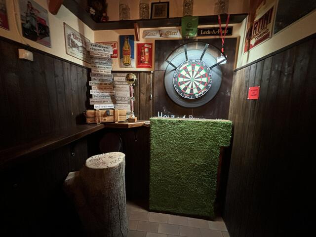 Jede Ecke ist mit Sorgfalt gestaltet, für Unterhaltung ist gesorgt – sei es mit einer Runde Darts oder Hammerschlagen. | Foto: Nathanael Peterlini