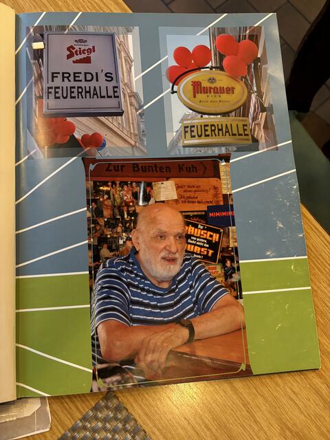 Bis heute erinnert ein Fotoalbum im Lokal an Stieglers Mann, Fredi.  | Foto: Nathanael Peterlini
