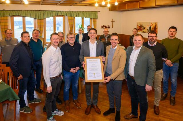 Bürgemeister Joachim Schnabel übernahm die Auszeichnung "Goldener Boden" für die Gemeinde Lang gemeinsam mit vielen stolzen Gemeindevertreterinnen und Gemeindevertretern. | Foto: Gemeinde