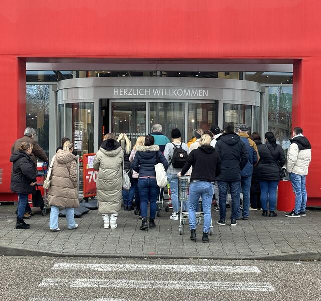 Die Filialen schließen endgültig, viele Regale sind bereits leer. | Foto: MeinBezirk Linz-Land