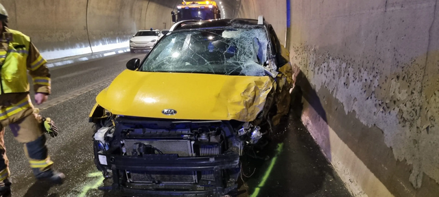 Aus noch ungeklärter Ursache geriet eine 48-jährige Pinzgauerin auf die Gegenfahrbahn und kollidierte folglich seitlich mit dem Pkw eines 35-jährigen, ebenso aus dem Pinzgau stammenden Mannes und anschließend frontal mit dem Pkw eines 44-jährigen Litauers. | Foto: Freiwillige Feuerwehr Zell am See