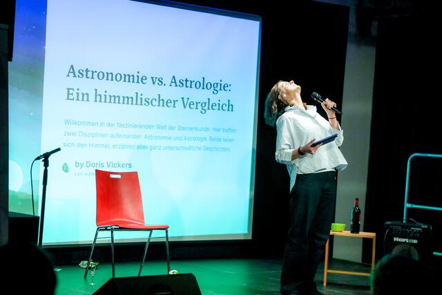 Bei der Eröffnung gab es eine Wissenschaftsstunde mit Doris Vickers. | Foto: VHS/Christian Fürthner