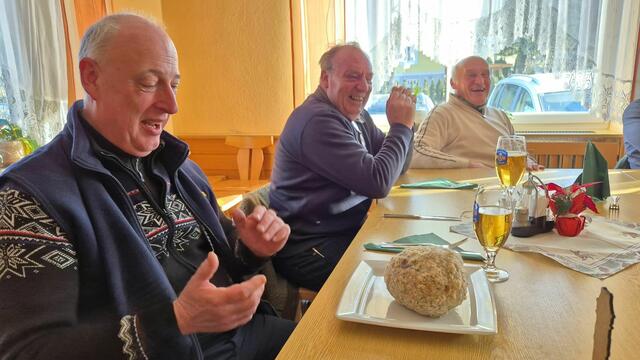 Eine Gaude: Für die Sieger gab's die größeren Knödel. | Foto: FF Pitschgau-Haselbach/FF Hörmsdorf