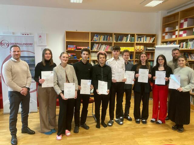 Mit Prüfern von links nach rechts: Buchinger Clara, Sacek Lea, Hercegovac Inas, Galler David, Zäsar David, Kristler Clemens, Leser Hannah, Österreicher Lisa - Maria, Herz Rebecca.
 | Foto: BRG OP