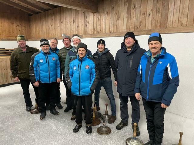 Das ESV Going Team verliert 2 : 5 und fällt damit knapp auf Rang 2 zurück.