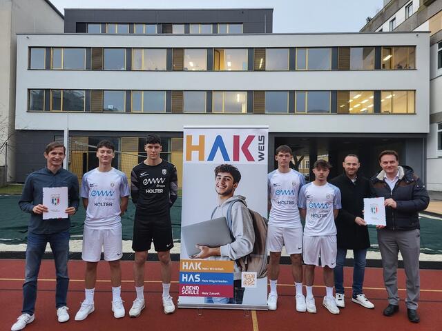 Andreas Kern, Sportkoordinator der HAK Wels, mit Fußball-Schülern, Trainer Christian Heinle und dem Welser HAK-Direktor Andreas Führer. | Foto: HAK Wels