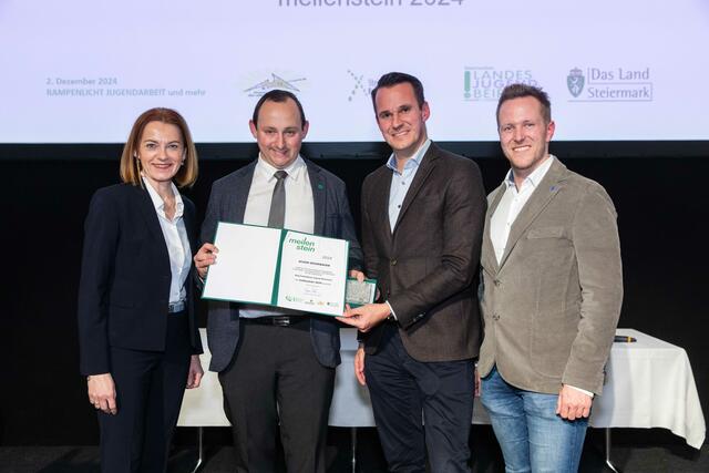Achim Zederbauer mit den Landesräten Simone Schmiedtbauer und Stefan Hermann sowie LAbg. Patrick Derler (re) bei der Meilensteinverleihung. | Foto: privat