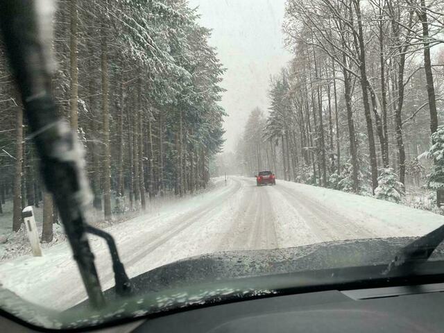 Am Dienstag am Vormittag kam es bei See zu einem Verkehrsunfall mit mehreren Verletzten. Eine Autofahrerin kam auf der schneeglatten Straße ins Rutschen und kollidierte seitlich mit einem entgegenkommenden Fahrzeug. Alle fünf Insassen wurden ins Krankenhaus gebracht. . | Foto: Archiv (Symbolbild)