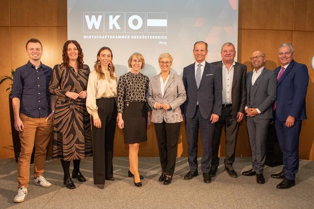 Am Bild von links Moritz Aschauer, Eva Steinkellner, Antonia Hentschläger, WKO-Perg-Obfrau Eveline Grabmann, WKO-OÖ-Präsidentin Doris Hummer, Martin Bergsmann (Hueck Folien), WKO-Perg-Leiter Franz Rummerstorfer, Moderator Max Mayerhofer, WKO-OÖ-Vizepräsident Leo Jindrak. | Foto: gemeindejournal.at