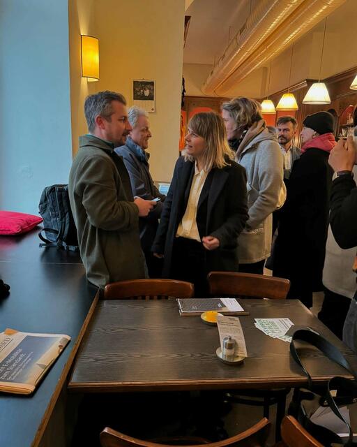 Bezirksvorsteherin Stefanie Lamp (mitte, SPÖ) beim Grätzlgespräch.  | Foto: BV16